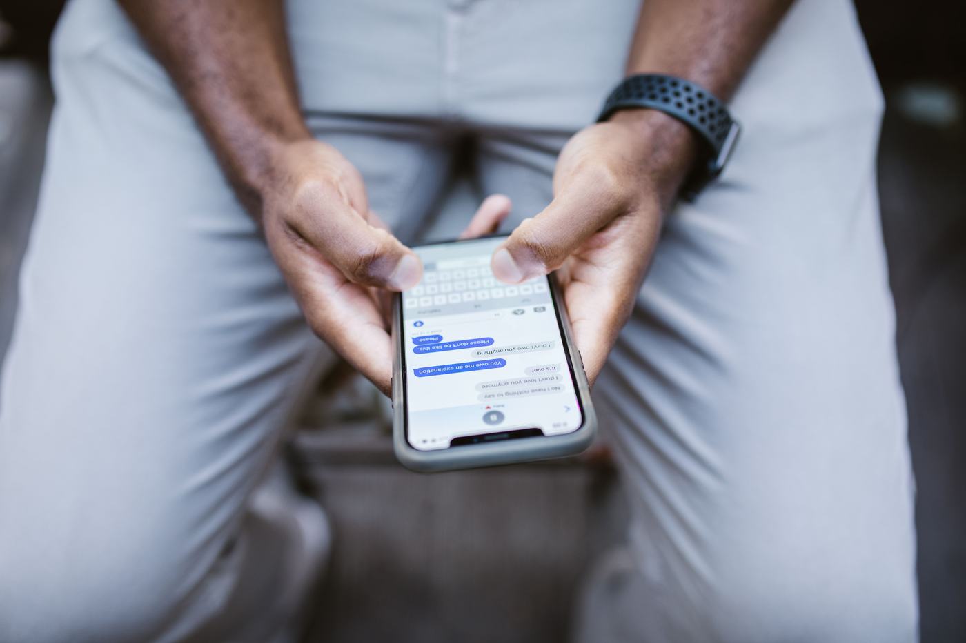 Persona revisando conversaciones de WhatsApp en el móvil