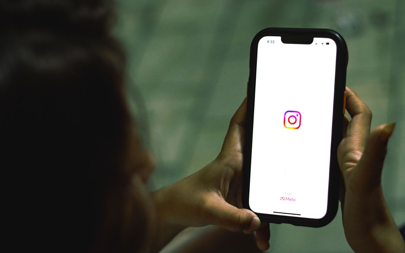 Mano sosteniendo un móvil con Instagram abierto