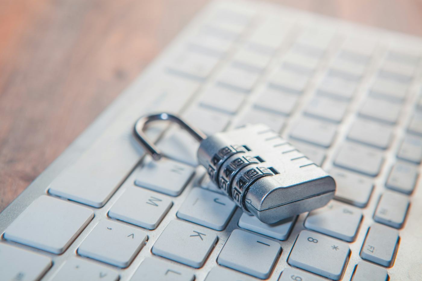 Candado sobre un teclado, concepto de seguridad digital