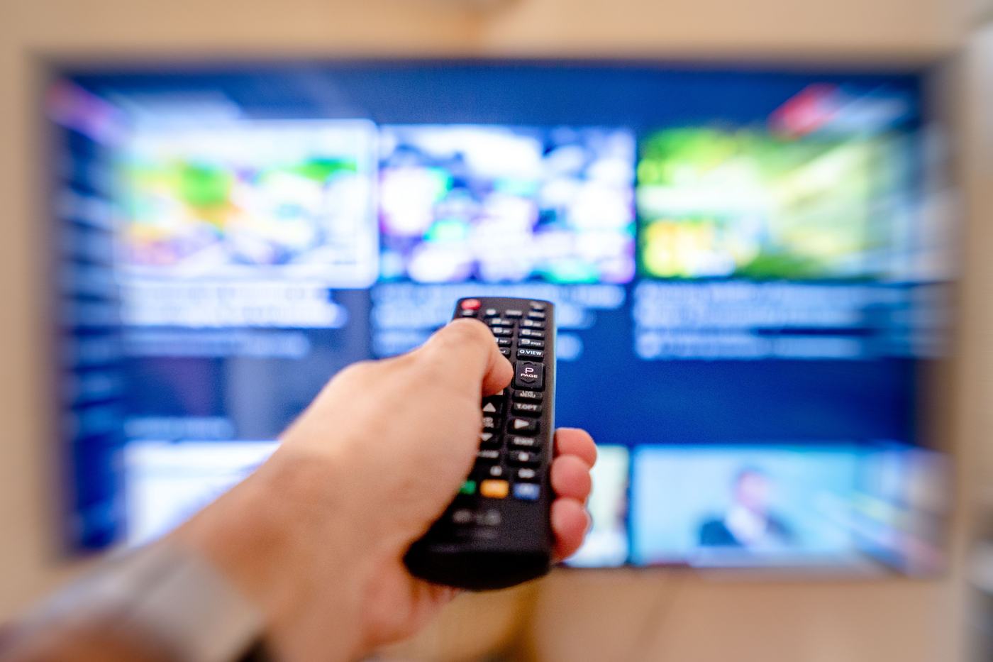Mando a distancia frente a una Smart TV