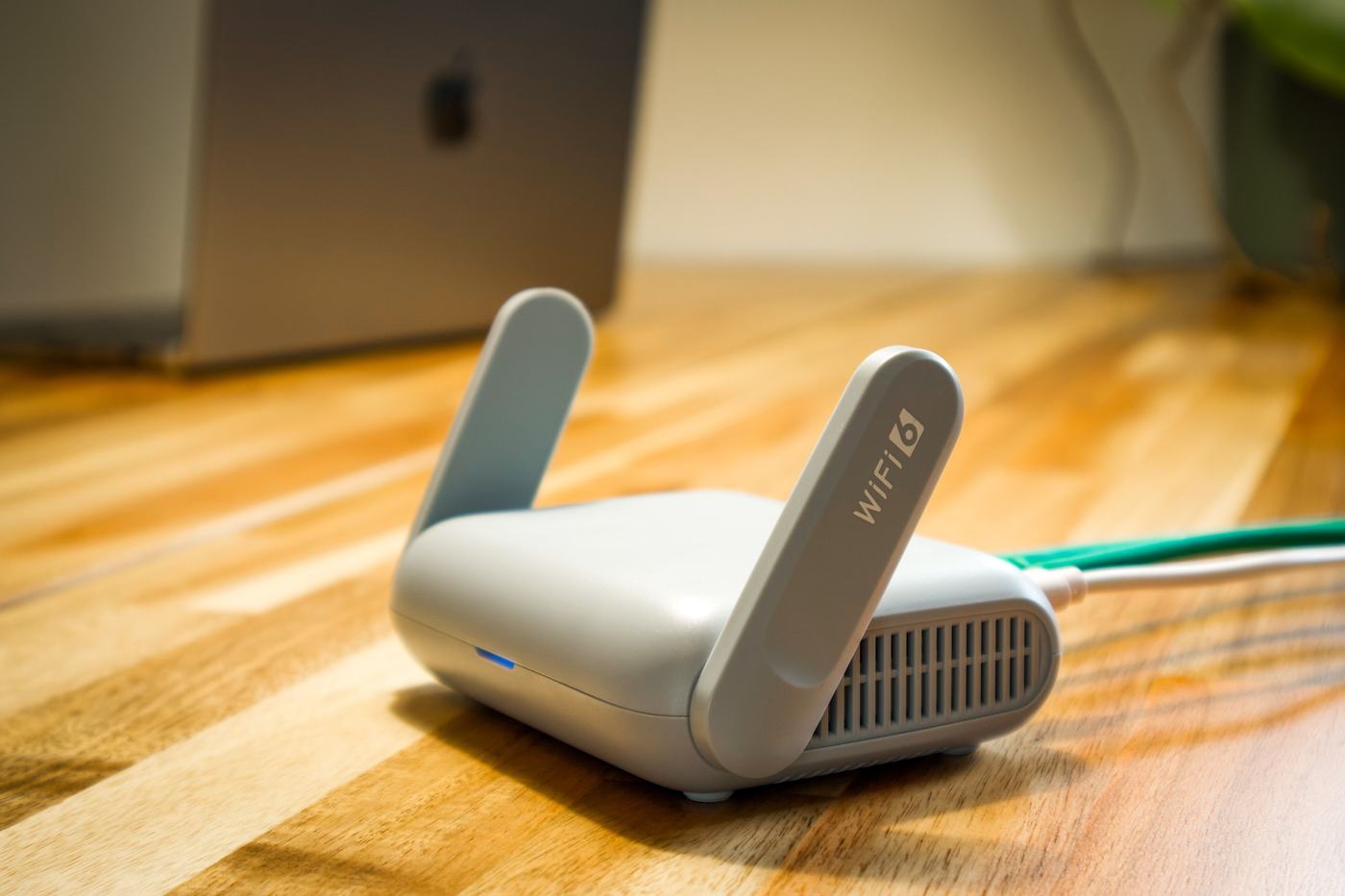 Router wifi sobre una mesa de madera